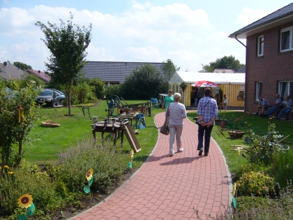 Ausstellung beim Sommerfest im Altenpflegeheim Flachsmeer